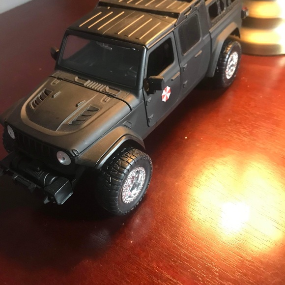 1:24 custom jeep gladiator raccoon city umbrella corporation - Picture 2 of 5